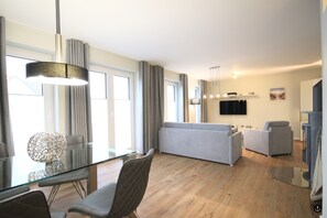 Störtebeker 6 | Wohnbereich | 50-Zoll-Flachbildfernseher mit Satellitenempfang, Fernseher, Kamin