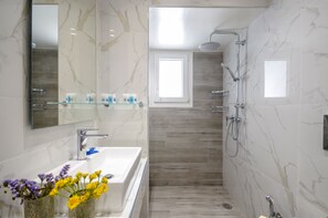 Apartment, 2 Bedrooms | Bathroom | Hair dryer, towels, toilet paper
