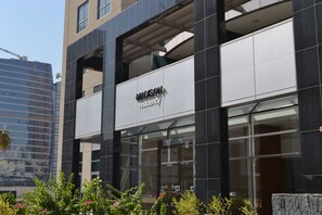Exterior detail - Bright furnished studio near metro in Tecom - ALIA (Dubai)