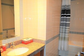 Studio (Alia) | Kamar mandi | Bathtub dan handuk