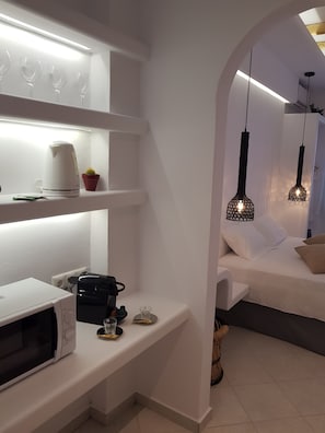 Monolocale | Angolo cottura privato | Frigorifero, microonde, piano cottura, macchina per caffè espresso