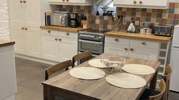 Een koelkast, een magnetron, een oven, een kookplaat