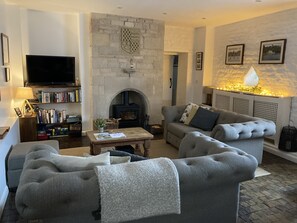 Smart TV, fireplace, DVD player, books - Primrose Hall Holiday Cottage, near Rutland Water (Oakham)