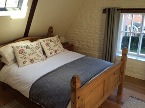 2 bedrooms, iron/ironing board, travel cot, free WiFi - Primrose Hall Holiday Cottage, near Rutland Water (Oakham)