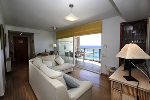 Apartamento (2 Bedrooms) | Sala de estar | TV