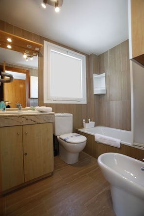 Apartamento (2 Bedrooms) | Banheiro | Chuveiro/banheira combinados
