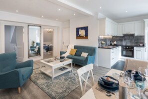 Apartemen (2 Bedrooms) | 2 kamar tidur, tirai kedap cahaya, kedap suara, dan setrika/meja setrika