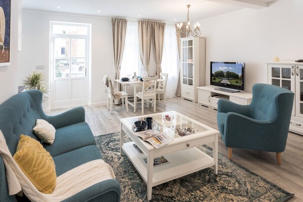 Apartemen (2 Bedrooms) | Ruang keluarga | Televisi layar datar 32-inci dengan saluran TV kabel dan TV plasma