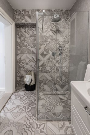 Apartemen (2 Bedrooms) | Kamar mandi | Shower, perlengkapan mandi gratis, pengering rambut, dan handuk