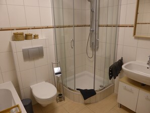Leilighet, 2 soverom (incl. Cleaning Fee) | Bad | Separat badekar og dusj, dype avslapningsbadekar og regndusjhode