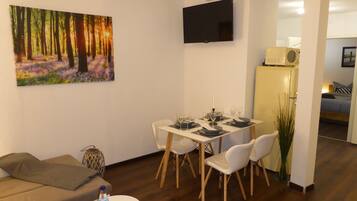 Apartment, 2 Bedrooms (incl. Cleaning Fee) | Ruang tamu | 110 cm televisyen skrin rata dengan satelit, TV Pintar, meja ping pong