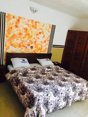 Standard Room | Egyptian cotton sheets, premium bedding, rollaway beds, free WiFi - HOTEL PARIS VILLAGE (Abidjan)