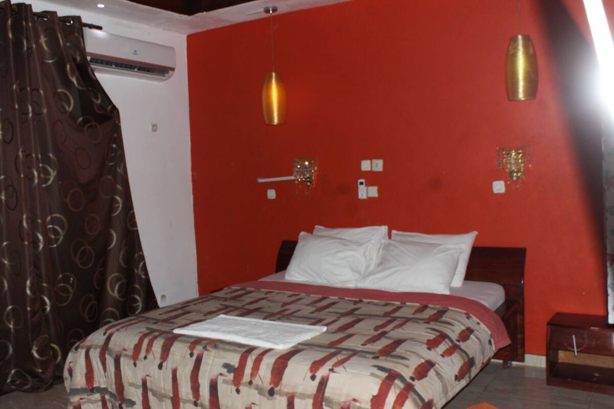 Egyptian cotton sheets, premium bedding, rollaway beds (surcharge)