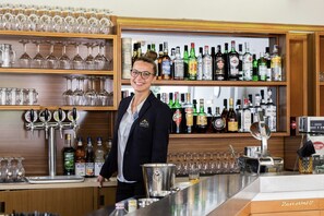 Bar (trong khuôn viên)