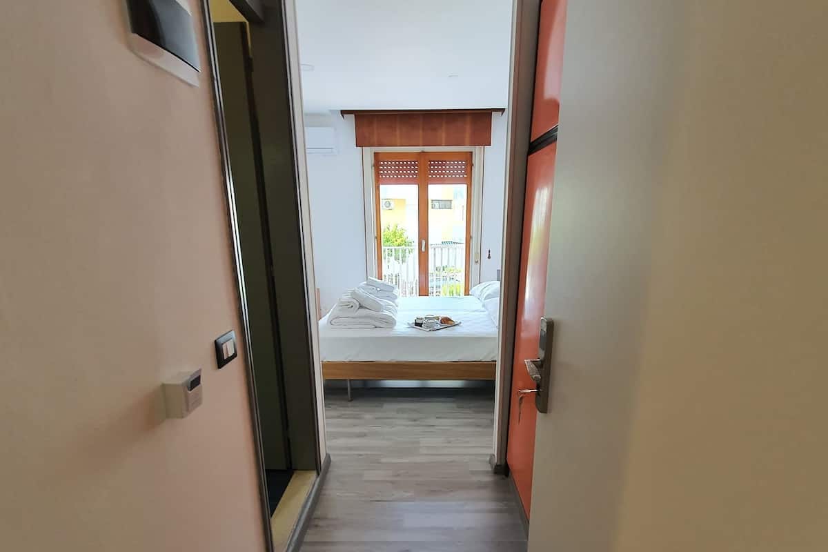 Edredón, minibar y caja de seguridad en la habitación