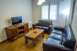 TV, books - SOBIA Apartments, with views of Peña Sobia (San Martín Teverga)