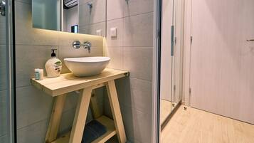 Exclusive Apartment, 4 Bedrooms | Bathroom | Shower, hair dryer, towels, soap