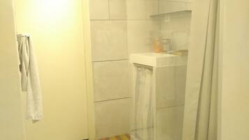 Douche, serviettes fournies, savon