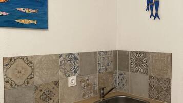 Réfrigérateur, micro-ondes, plaque de cuisson, cafetiÚre/bouilloire