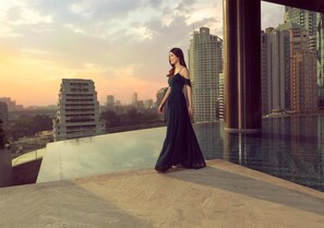 Hồ bơi ngoài trời, dù/ô trên bãi biển/hồ bơi, ghế dài tắm nắng