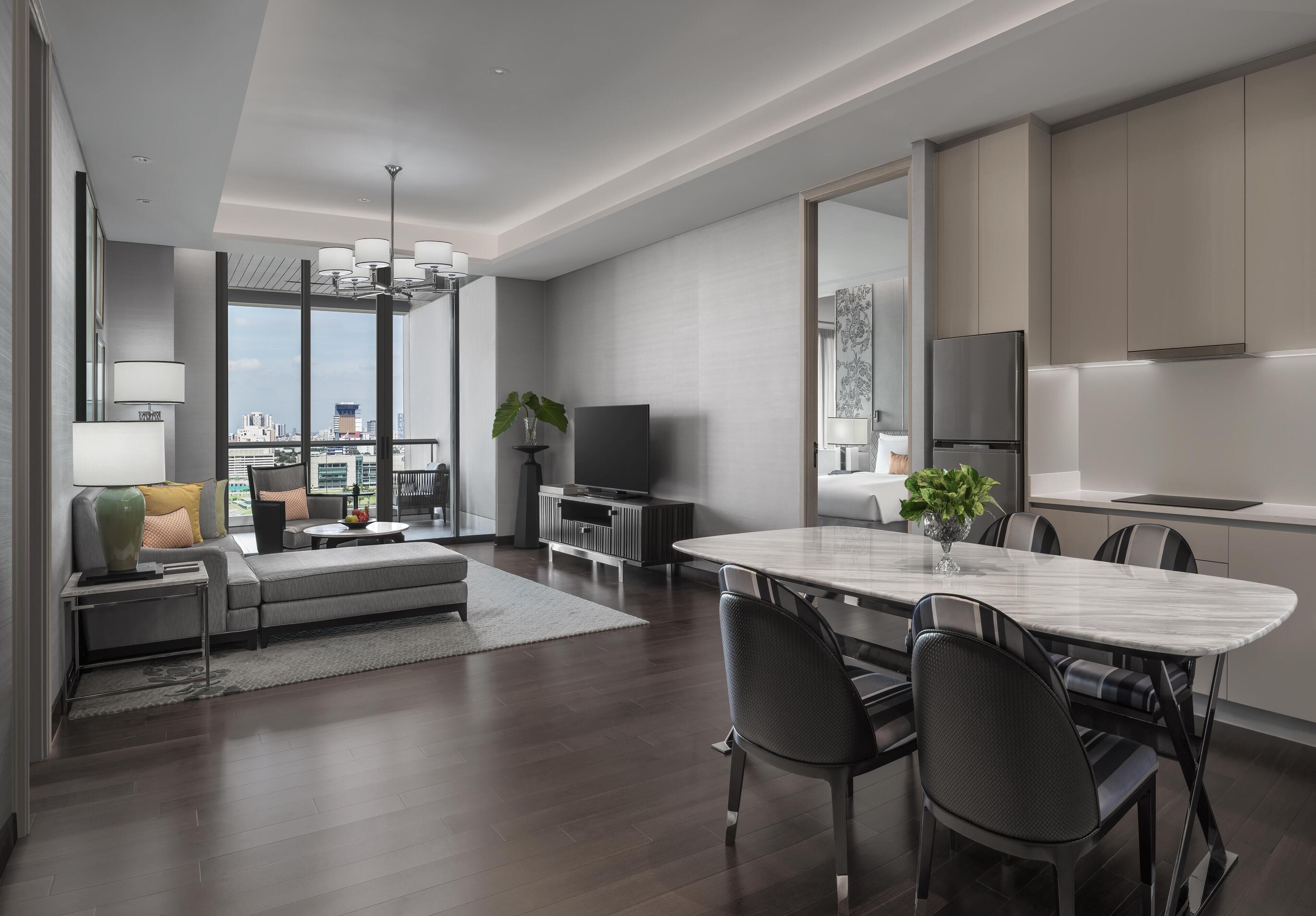 Suite, 2 soverom (Premier) | Minibar (inkludert), safe på rommet og skrivebord