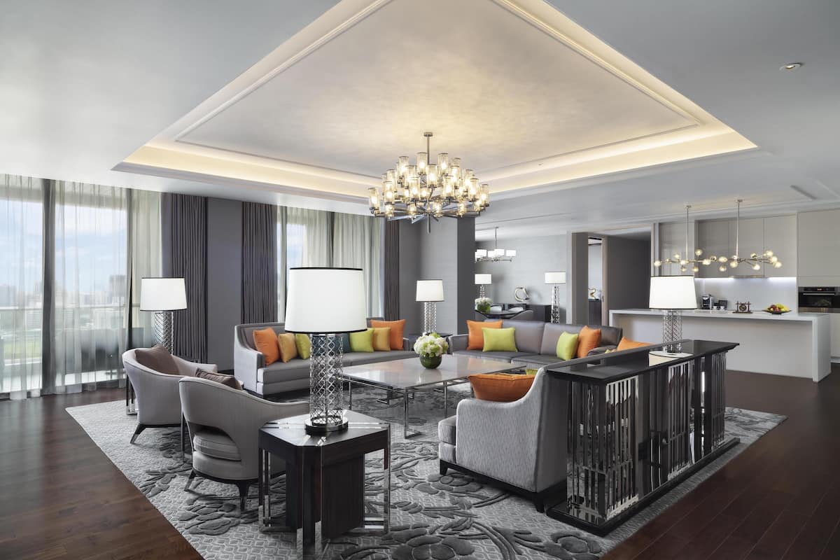 Suite, 3 soverom (Sindhorn Royal) | Minibar (inkludert), safe på rommet og skrivebord