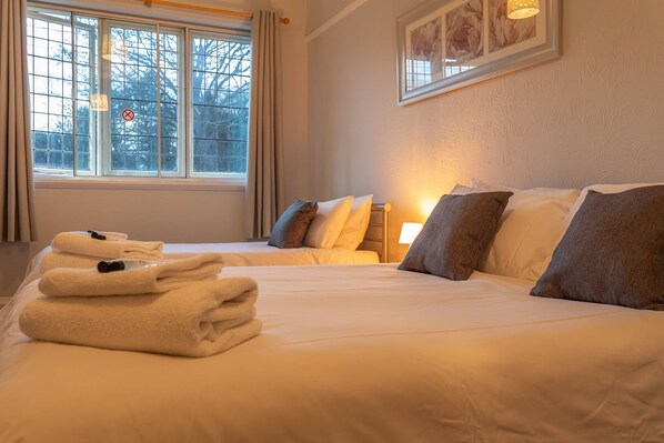 ستائر تعتيم ومكواة/لوح كي وواي فاي مجانًا