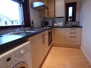 Een koelkast/vriezer, een magnetron, een oven, een kookplaat