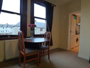 Een koelkast/vriezer, een magnetron, een oven, een kookplaat