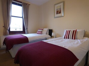2 bedrooms, iron/ironing board, cribs/infant beds, free WiFi - Beechwood Park (Dalkeith)