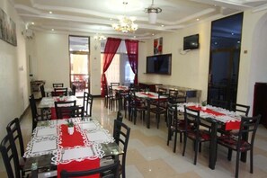 Esmorzar diari de cuina local gratuït 