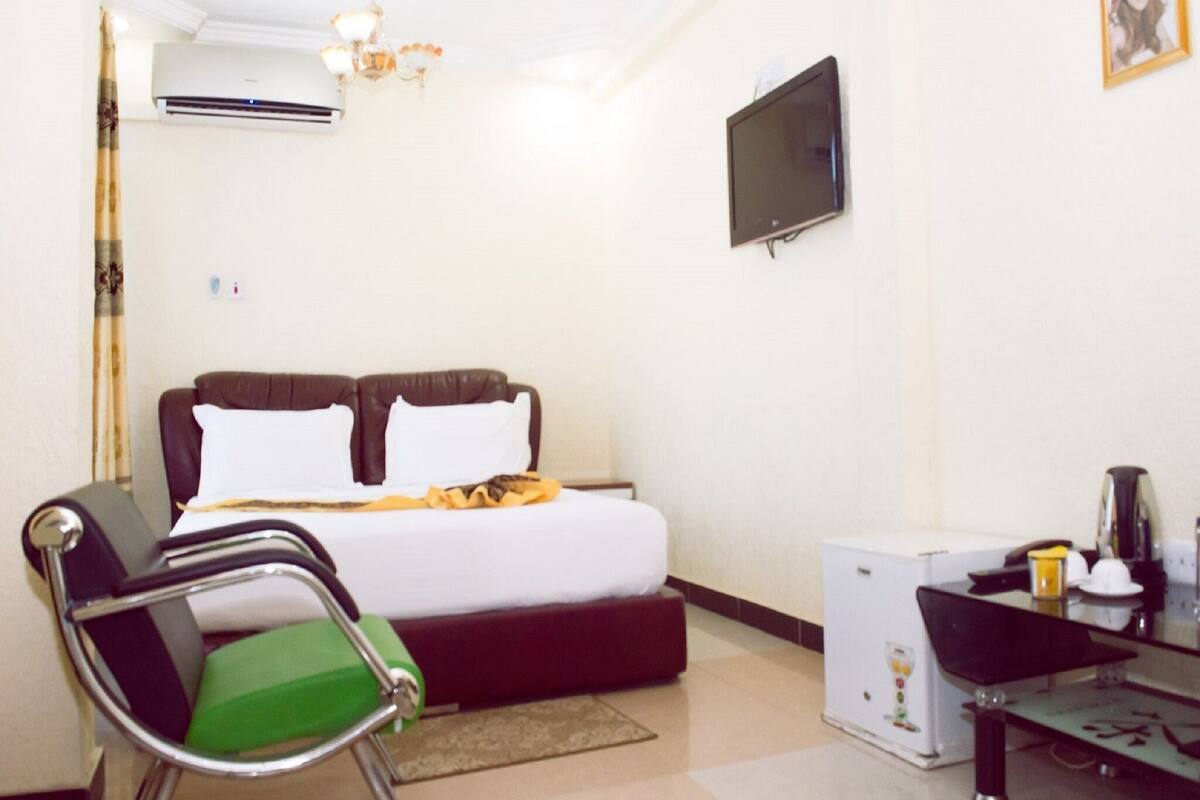 Executive Room | Laptop workspace, soundproofing, WiFi (free), bed sheets