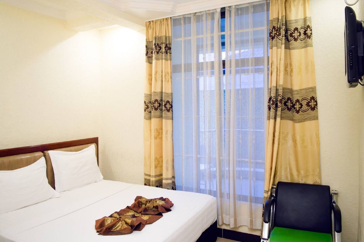 Standard Room | Laptop workspace, soundproofing, WiFi (free), bed sheets