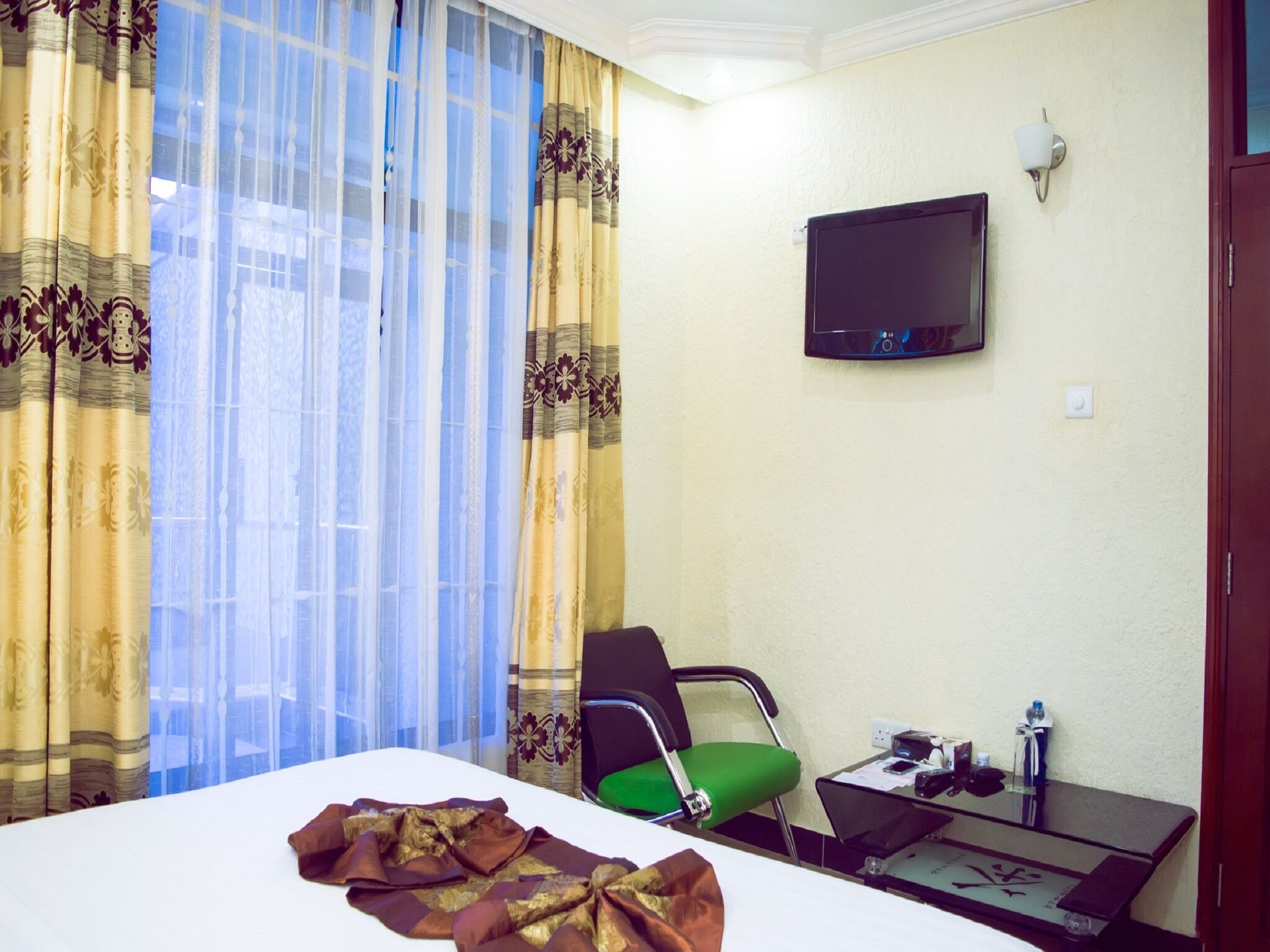 laptop workspace, soundproofing, free wifi, bed sheets