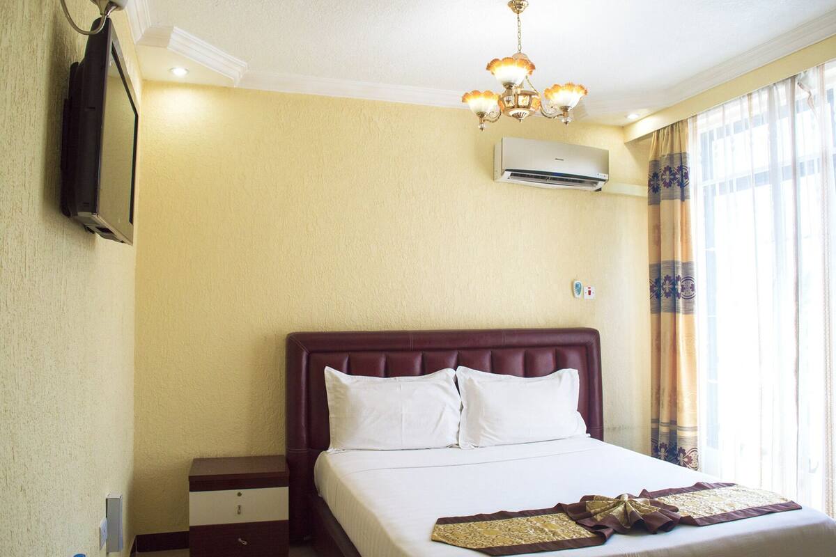 Deluxe Room | Laptop workspace, soundproofing, WiFi (free), bed sheets