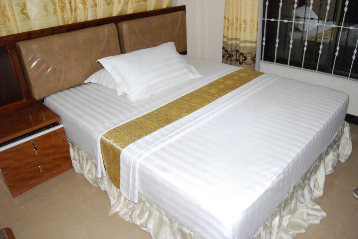 standard room | laptop workspace, soundproofing, free wifi, bed sheets