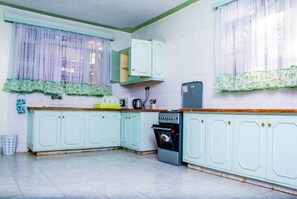 Kylskåp, mikrovågsugn, ugn och spishäll