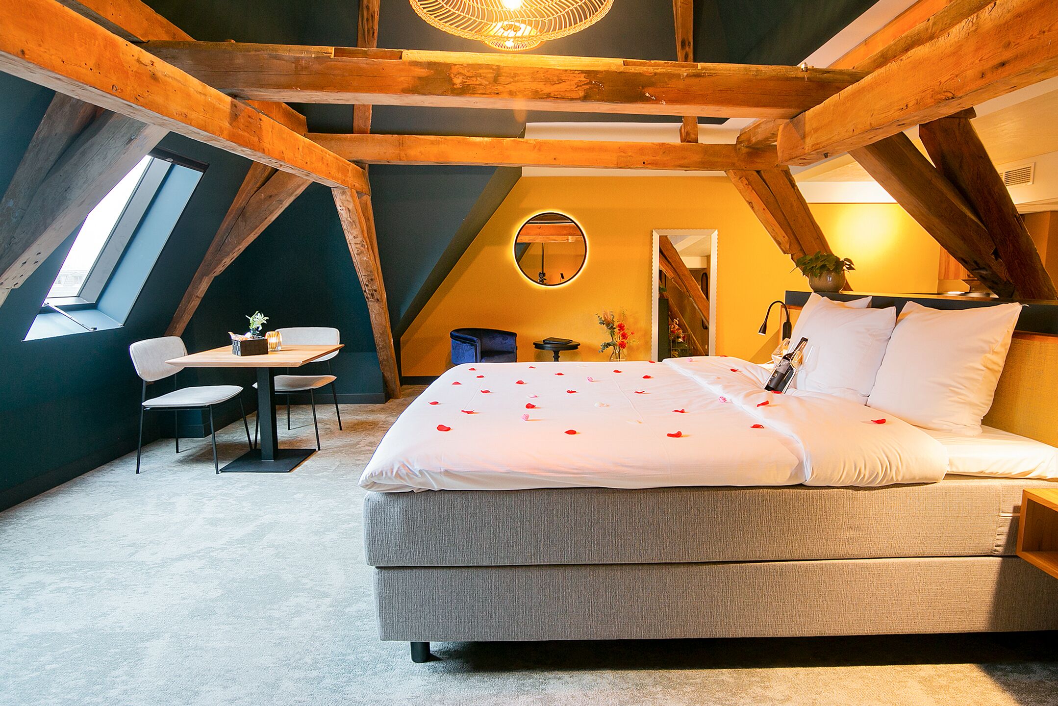 Deluxe suite | Luxe beddengoed, een kluis op de kamer, een bureau, een laptopwerkplek