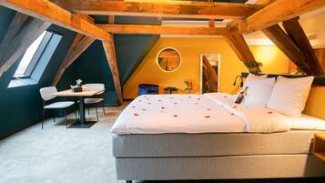 Deluxe suite | Luxe beddengoed, een kluis op de kamer, een bureau, een laptopwerkplek