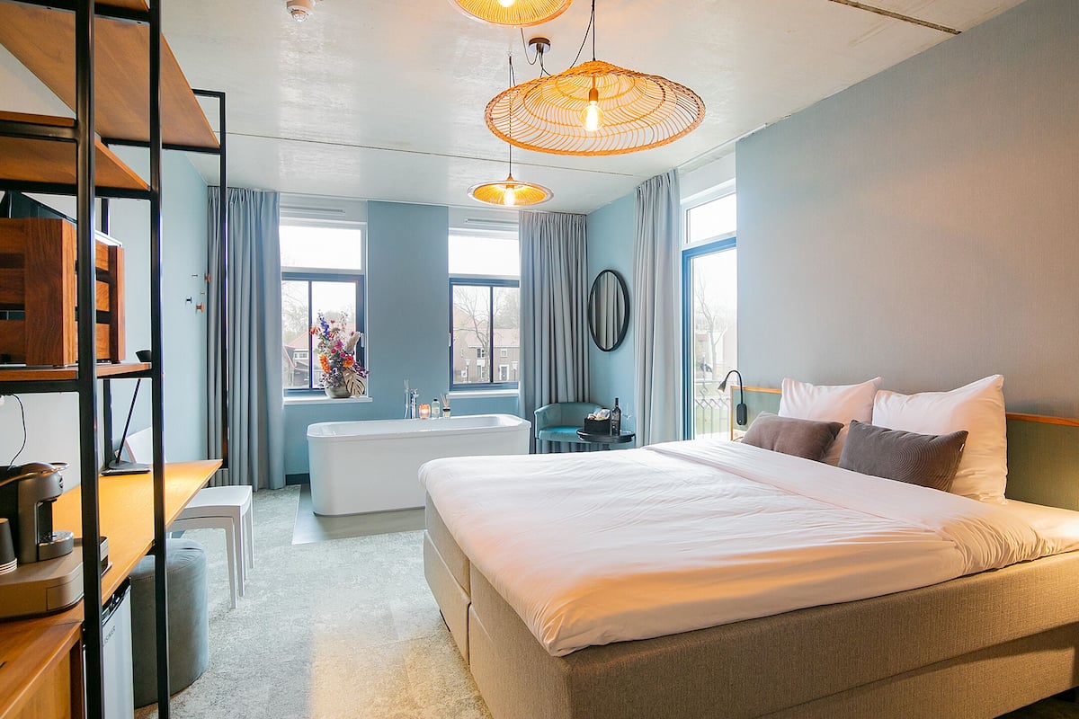 Junior Suite | 1 bedroom, premium bedding, in-room safe, desk
