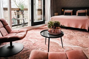 Ropa de cama de alta calidad y caja de seguridad en la habitación 