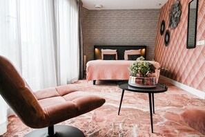 Ropa de cama de alta calidad y caja de seguridad en la habitación 