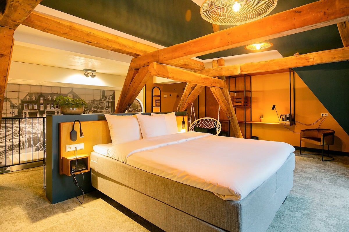 Deluxe Suite | 1 bedroom, premium bedding, in-room safe, desk