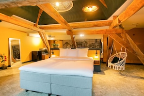 Suíte luxo | 1 quarto, roupas de cama premium, cofres nos quartos, escrivaninha
