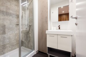 Douche, serviettes fournies, papier toilette