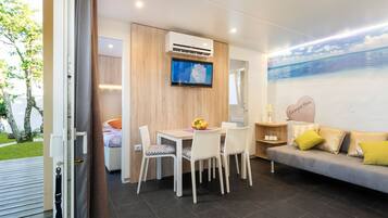 Mobile Home Premium, 2 chambres, terrasse | Coin séjour | Télévision à écran plat, table de tennis de table