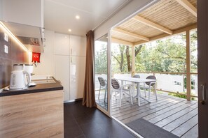 Mobile Home Premium, 2 chambres, terrasse | Coin cuisine privé | Réfrigérateur, micro-ondes, plaque de cuisson, bouilloire électrique