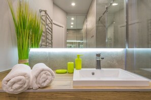 Máy sấy tóc, khăn tắm, xà phòng, giấy vệ sinh 