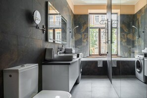 Loft (8005) | Bathroom | Hair dryer, towels, soap, toilet paper