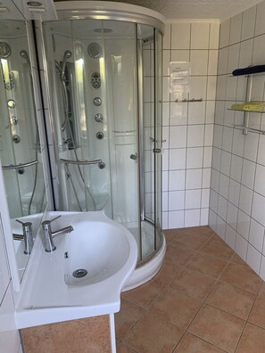 Regadera y toallas 